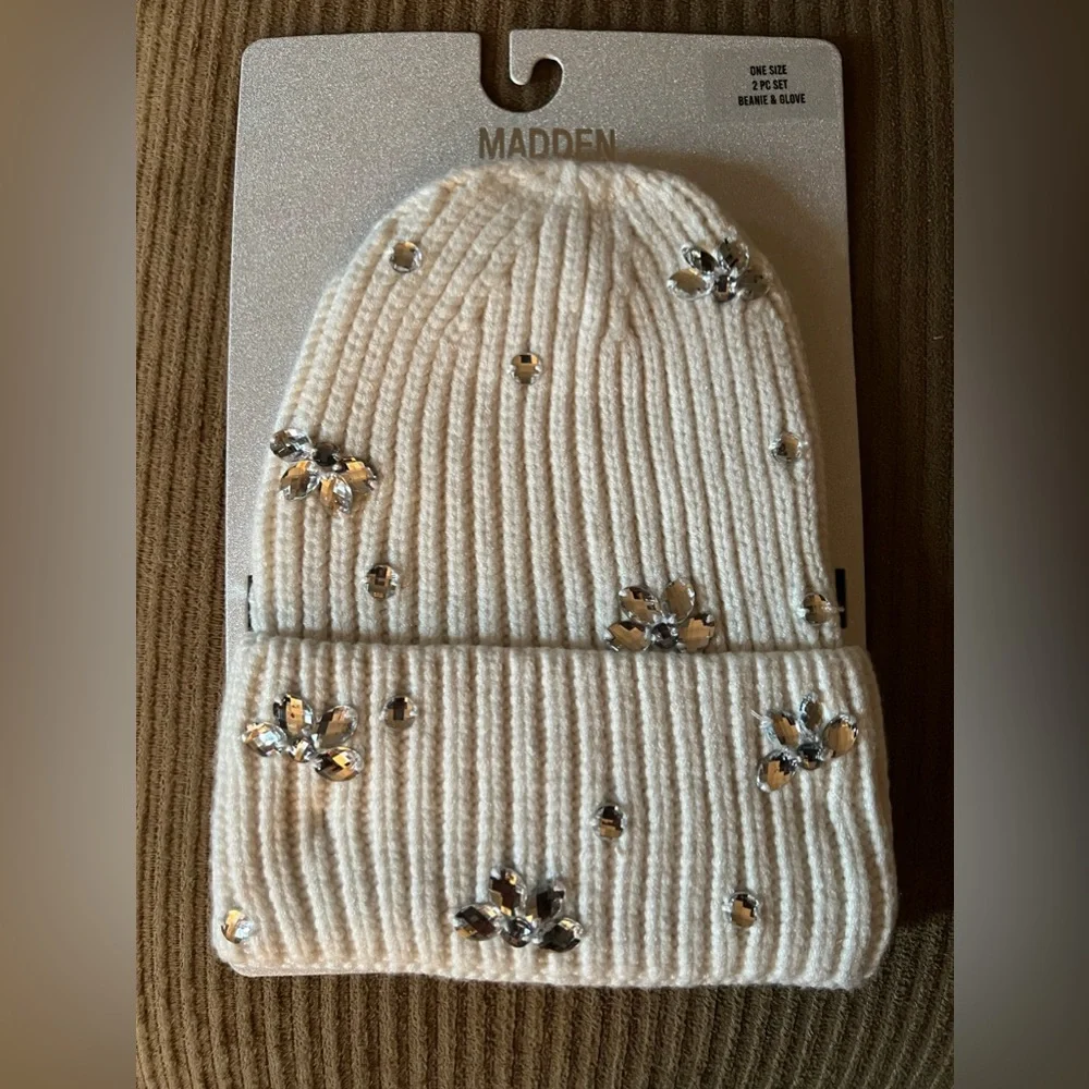 Beanie new with tags, gloves not included - Picture 1 of 4